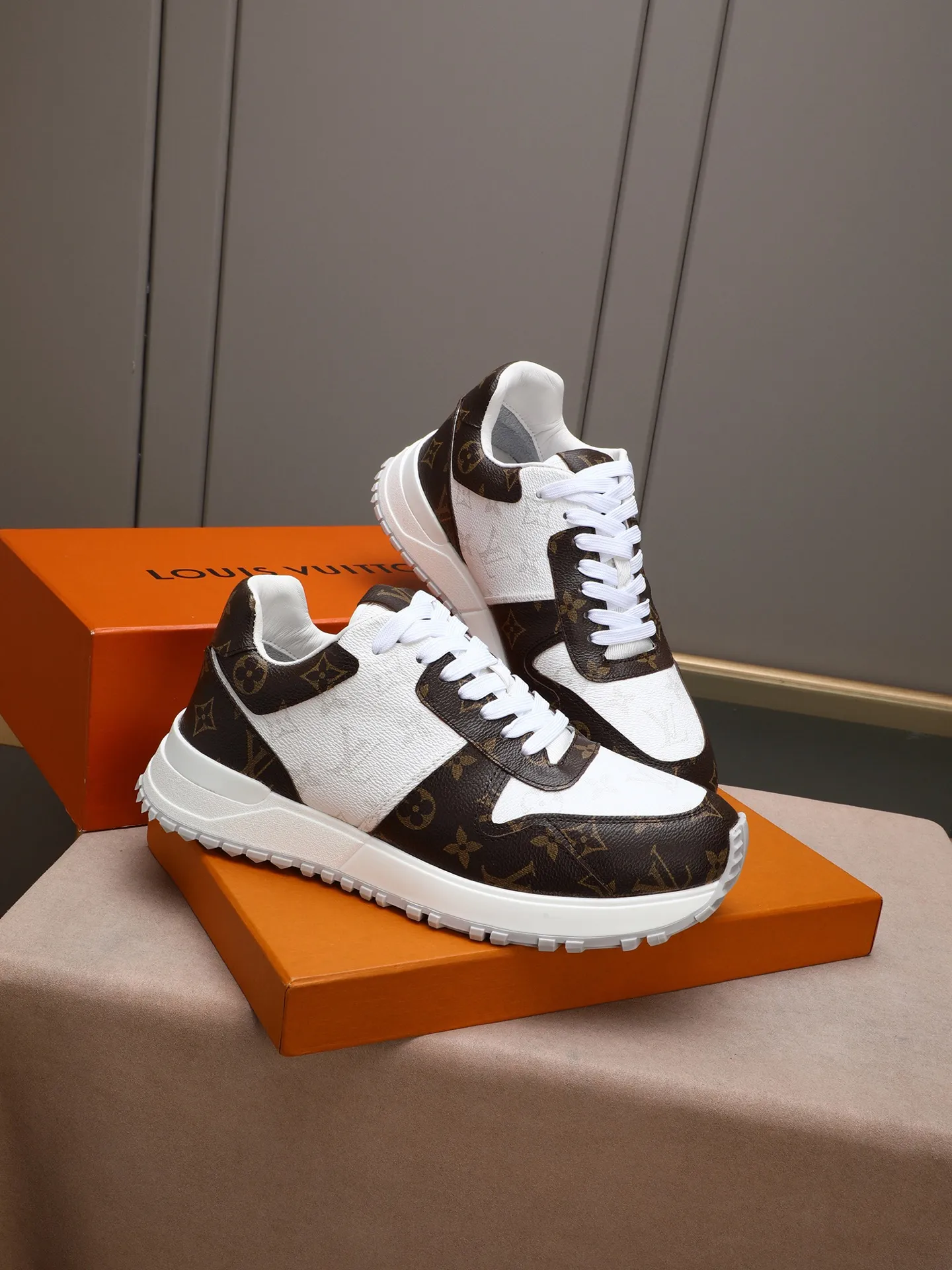 Men's Shoes 💰660 L The Run Away Maxi sneaker debuts in the 2025 collection and continues the iconic design of the Run Away sneaker. The smooth cowhide leather upper features contrasting LV lettering and Vuitton logos, and a lightweight rubber wedge outsole evokes running shoe construction. High level of comfort. Looks good, wears well and matches well. Worth buying! 7 color selection size: 39-44 (45 customized)